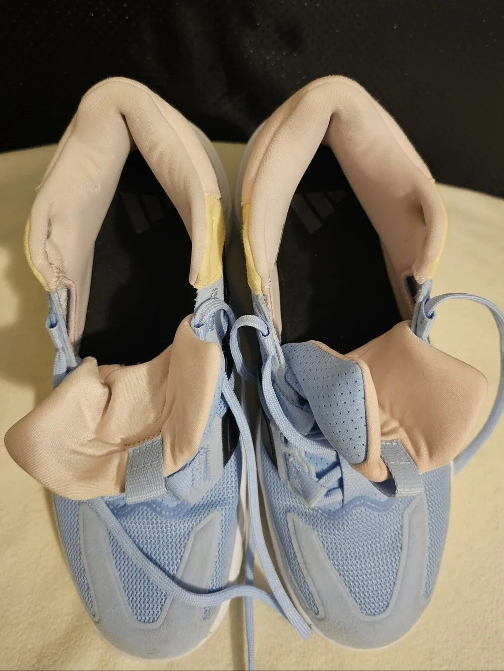 WORN ONCE EXELLENT LIKE NEW! ADIDAS Wmns Court Stabil Athletic Snikers SZ 9.5